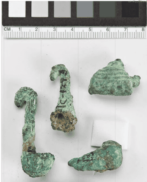 مجموعة من القطع الصغيرة